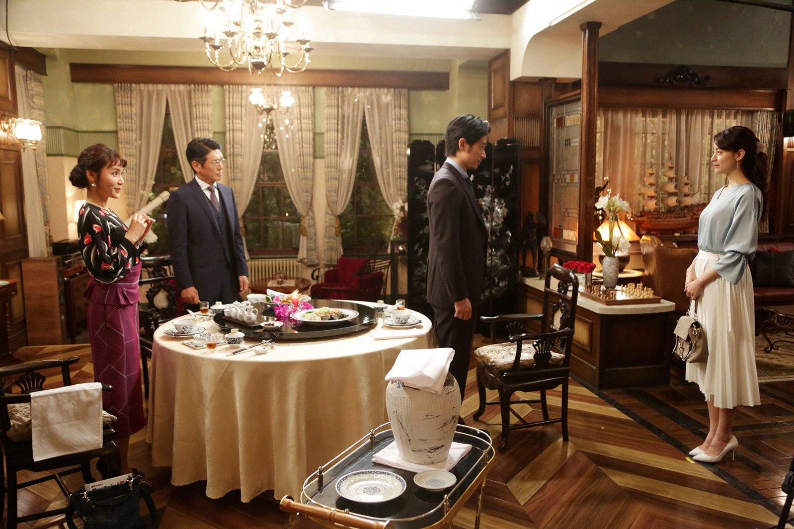 山口紗弥加、高橋克典、ディーン・フジオカ、山本美月／「モンテ・クリスト伯 ー華麗なる復讐ー」第5話より（C）フジテレビ