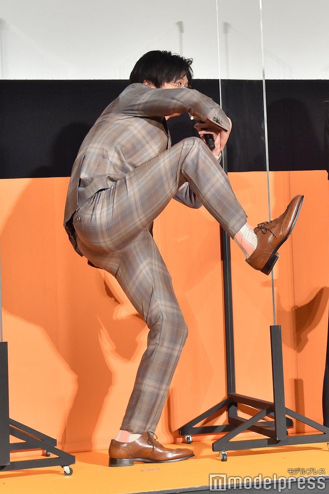 某有名ブランドの巨大抱き枕に抱き着いて寝ている田中圭（C）モデルプレス