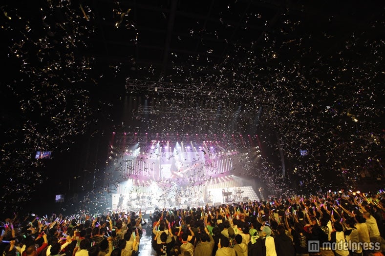 新曲をバンド生演奏するAKB48「AKB48 リクエストアワー セットリストベスト100 2012」最終公演