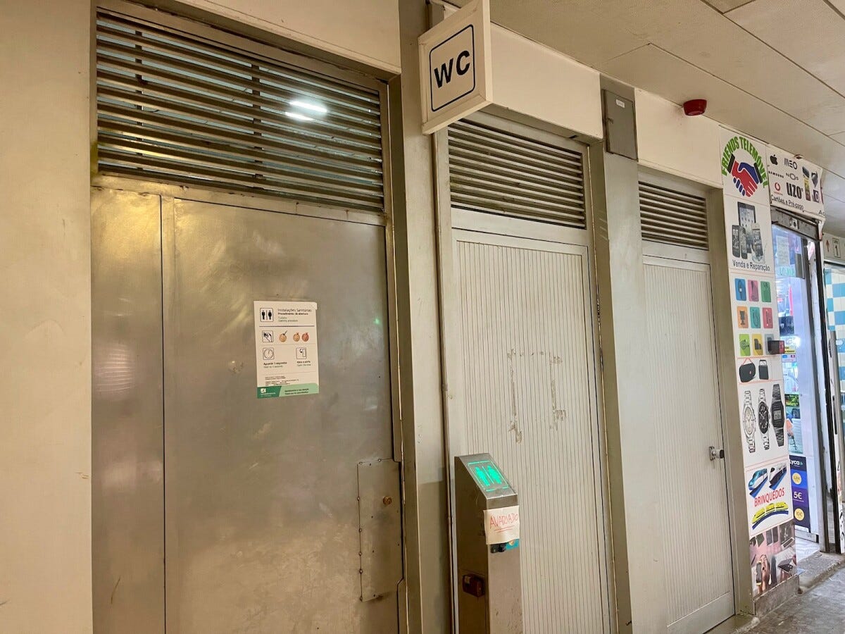 電車の駅のトイレ（故障中）。本来ならドア付近に設置された機械に50セントを投入して使用する