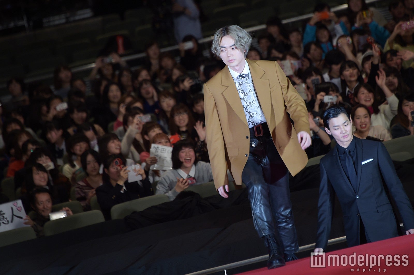 美しさすら漂う立ち姿 （C）モデルプレス