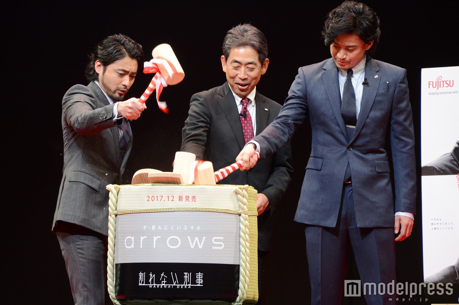 割れないスマホをアピールも鏡割り（C）モデルプレス