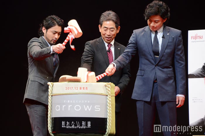 割れないスマホをアピールも鏡割り(C)モデルプレス