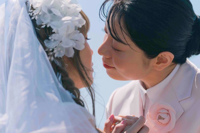 日向坂46加藤史帆、森カンナとキス寸前 彩香ちゃんの“結婚式妄想”ショット解禁【彩香ちゃんは弘子先輩に恋してる】