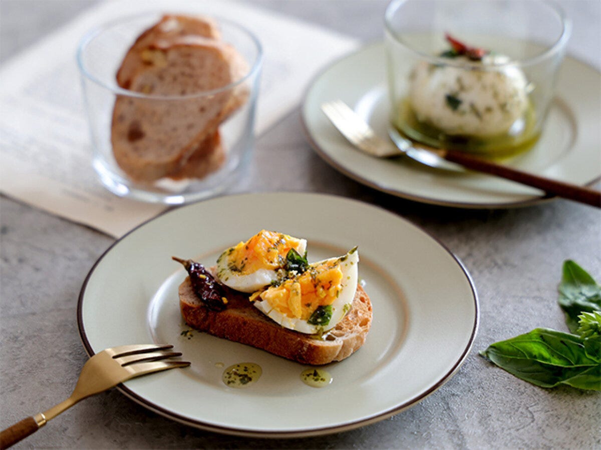 ゆで卵の白だしとバジルオイル漬け