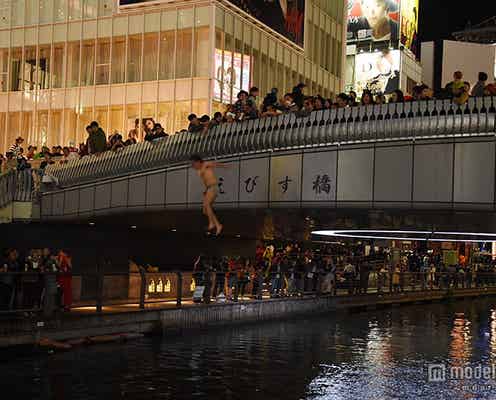 <ハロウィン>道頓堀、飛び込み続出 コス集団が熱狂