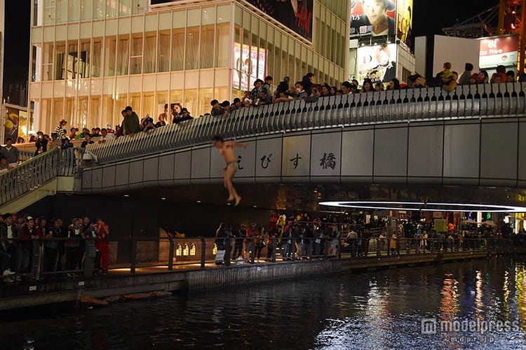 ハロウィン 道頓堀 飛び込み続出 コス集団が熱狂 モデルプレス ハロウィン 道頓堀 飛び込み続出 コス集団が熱狂 モデルプレス