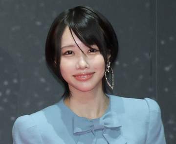 スカートの丈足りてる？ あのちゃん 超短い衣装で登場 ハイヒールで颯爽とウォーキング