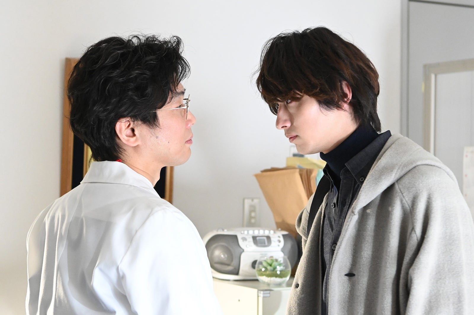 山崎樹範、横浜流星／「シロでもクロでもない世界で、パンダは笑う。」より（C）日本テレビ