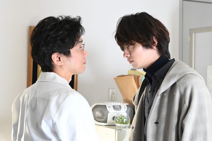 山崎樹範、横浜流星/「シロでもクロでもない世界で、パンダは笑う。」より(C)日本テレビ