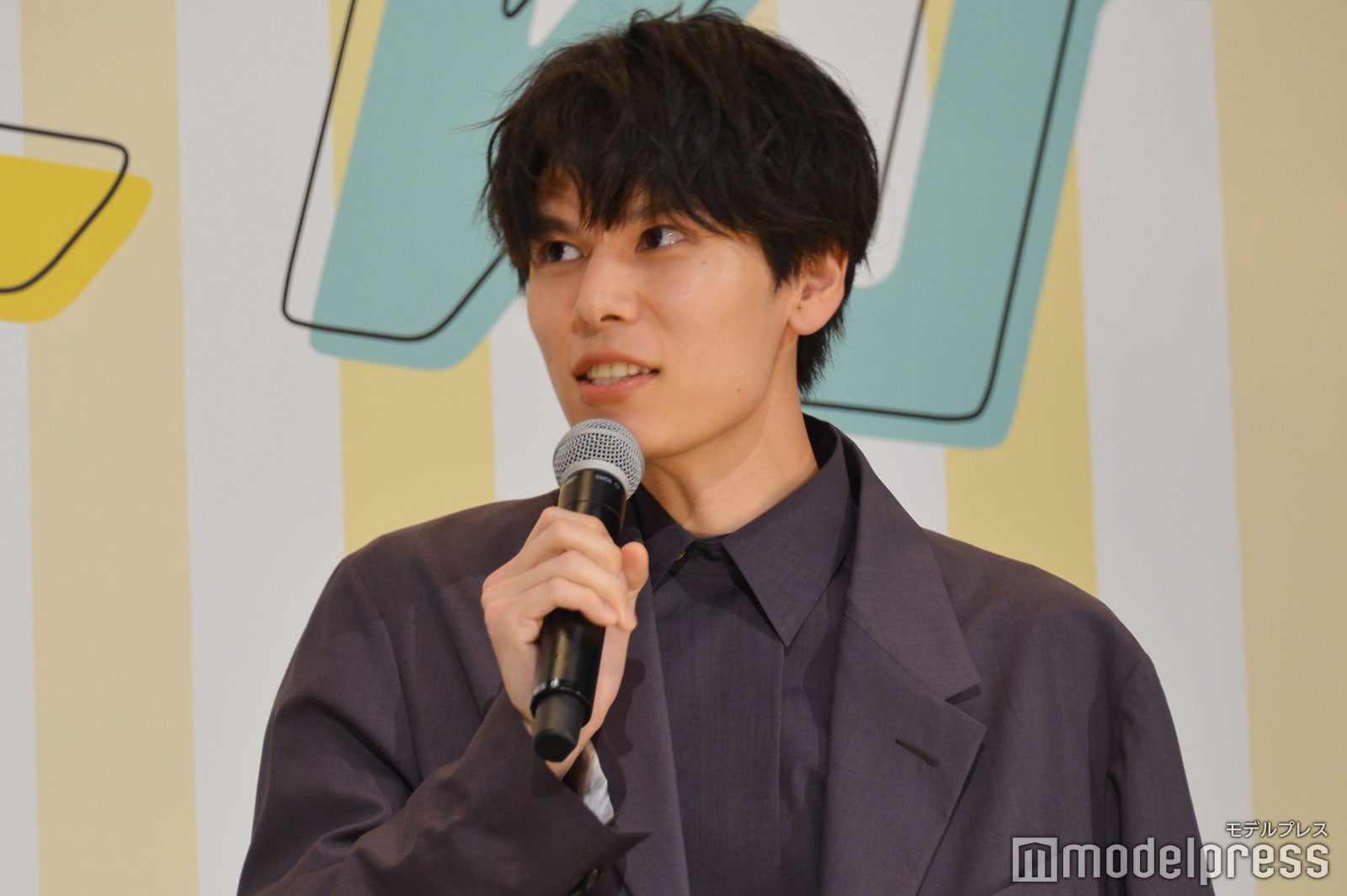 井上瑞稀＆久間田琳加から憧れの眼差しを向けられていたと言い張る萩原利久（C）モデルプレス