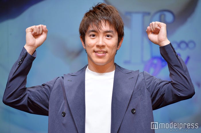 村上信五/元気よく両手でガッツポーズ!ひとまず、お疲れ様でした!!(C)モデルプレス