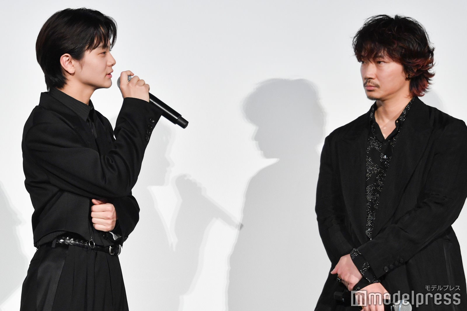 齋藤潤、綾野剛（C）モデルプレス