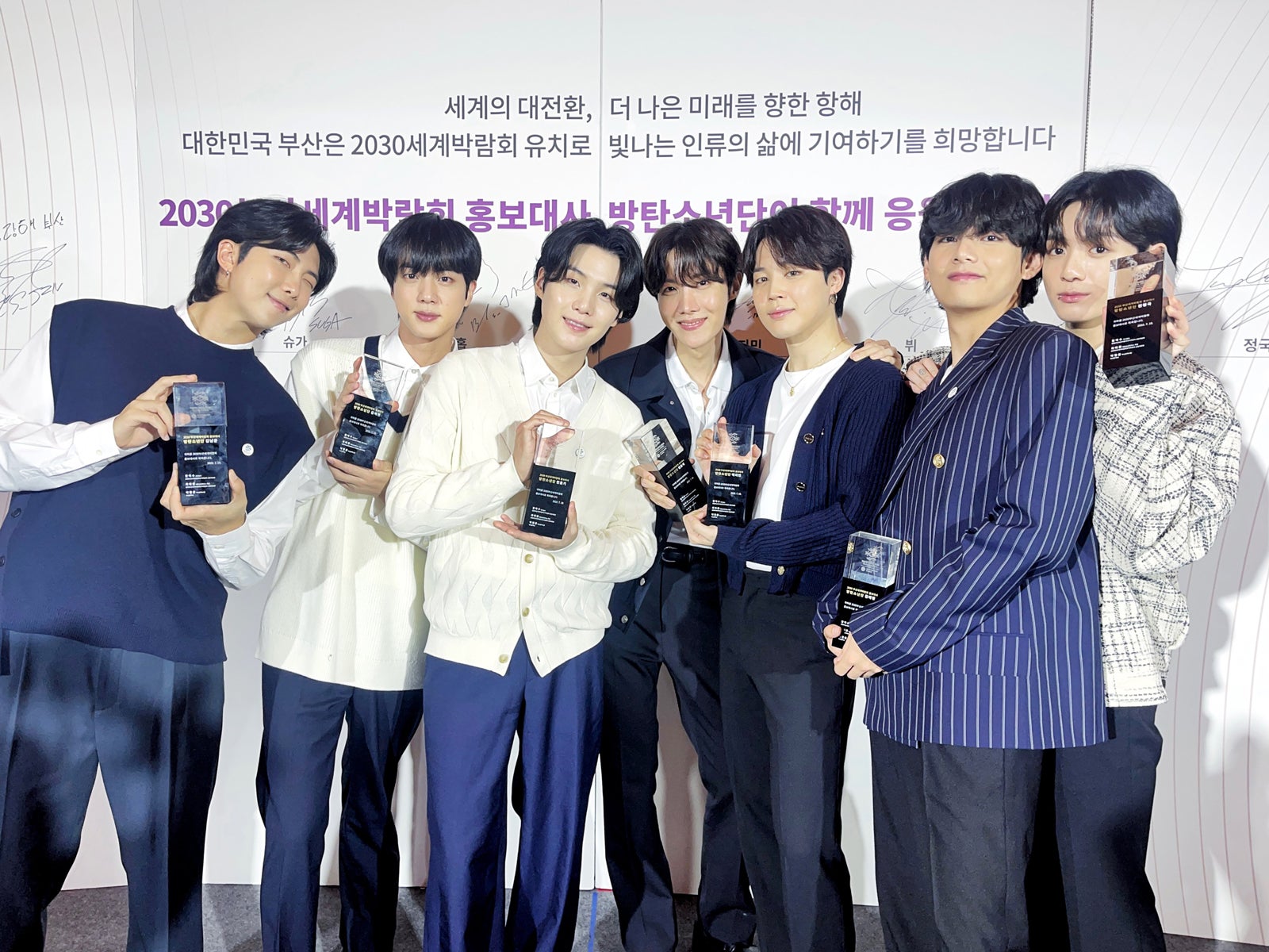 BTS、久々7人全員で登場「2030釜山万博」誘致広報大使として“お茶目に”挨拶