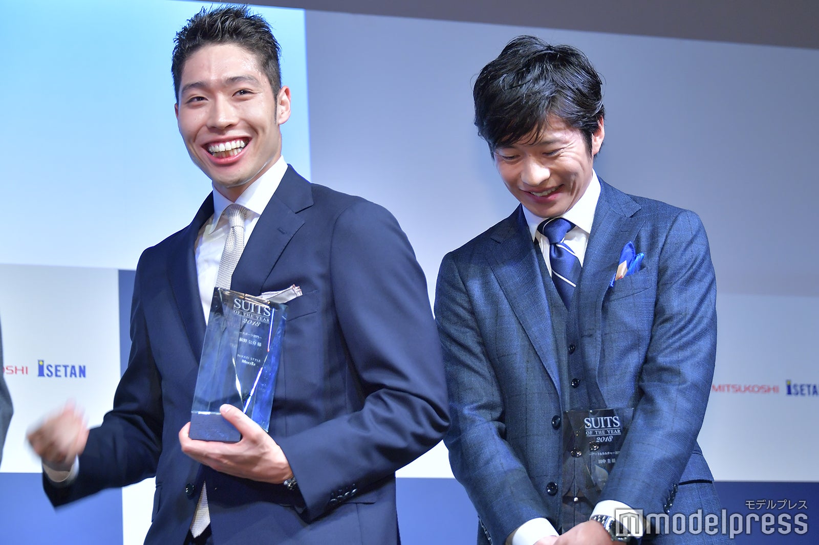 緊張で汗だくの萩野公介選手に思わず笑みがこぼれる田中圭（C）モデルプレス