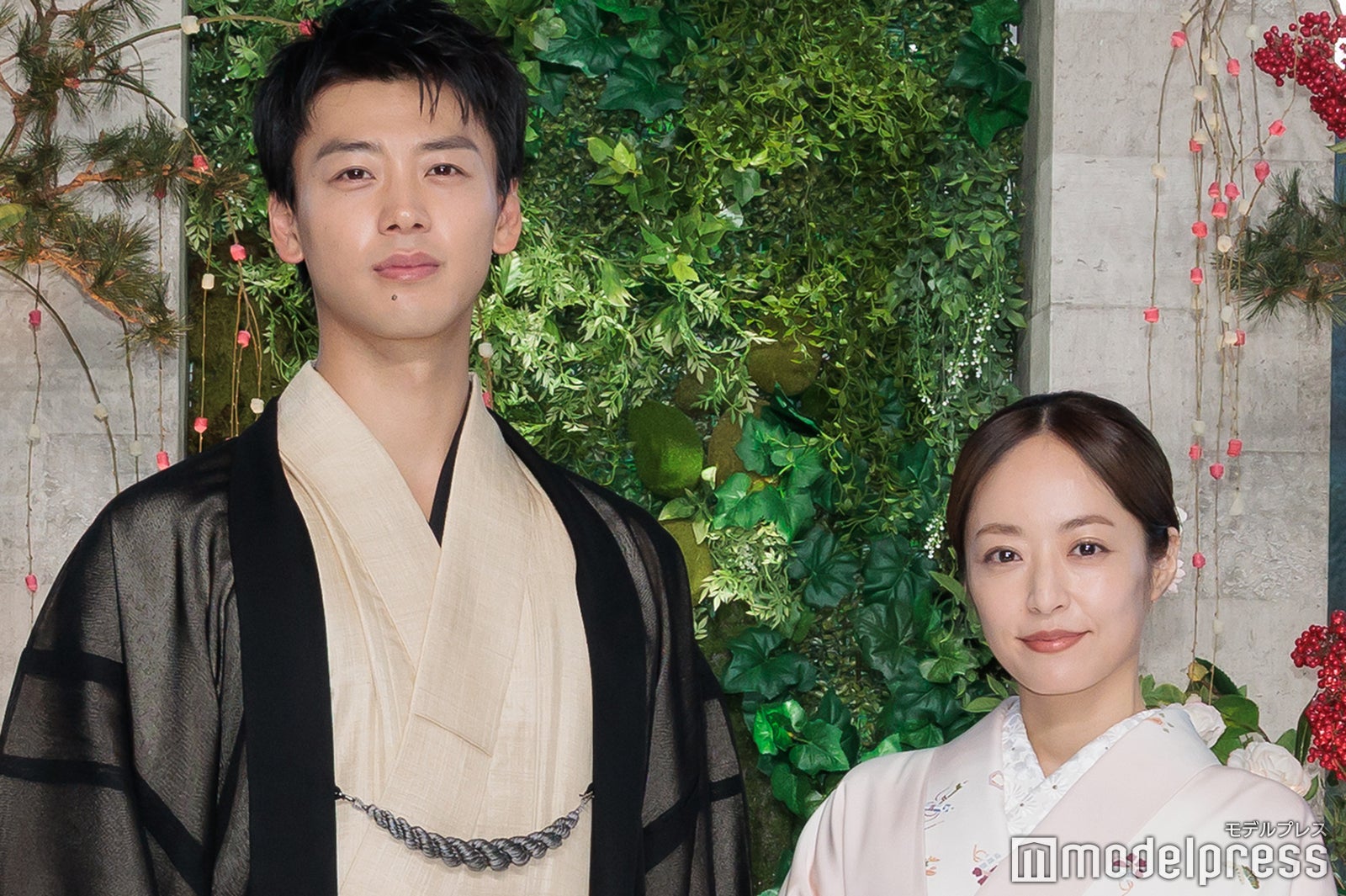 竹内涼真、井上真央（C）モデルプレス