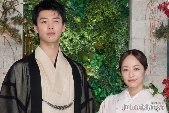 竹内涼真、井上真央(C)モデルプレス