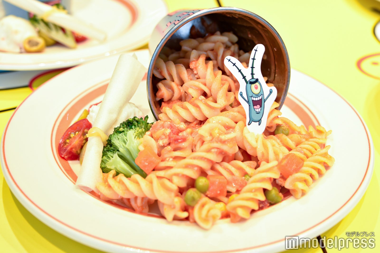 「バケツ亭がひっくり返った？！秘密のレシピを手に入れろ！こぼれバケツのパスタ」（税込1,350円）（C）モデルプレス