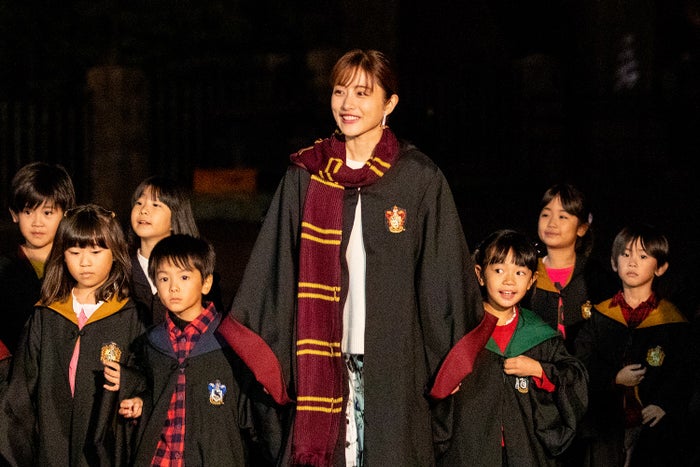 中央：石原さとみ／画像提供：ユー・エス・ジェイ