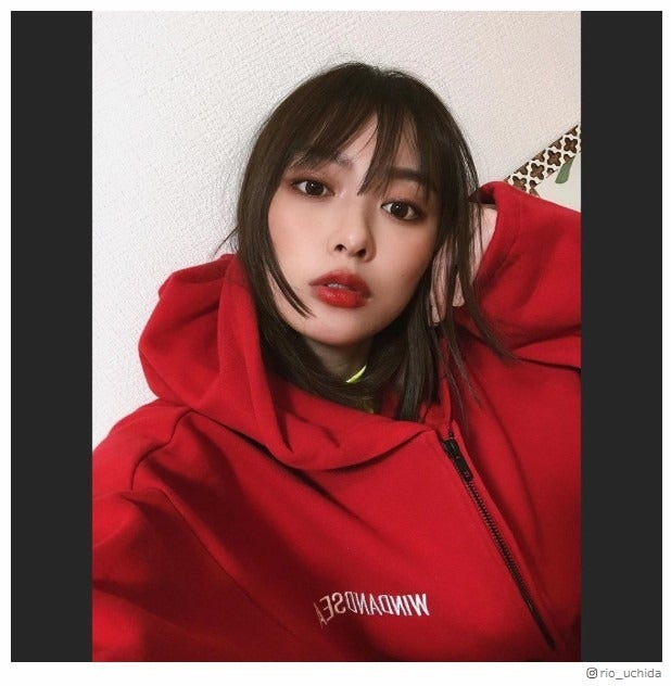 内田理央、赤リップ際立つメイク披露「似合う」「可愛すぎ」と反響