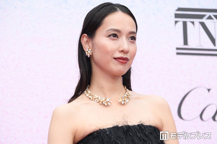戸田恵梨香、大胆スリットから美脚輝く 家族は「離れていても愛おしい存在」【カルティエと日本 半世紀のあゆみ「結 MUSUBI」展 ― 美と芸術をめぐる対話】