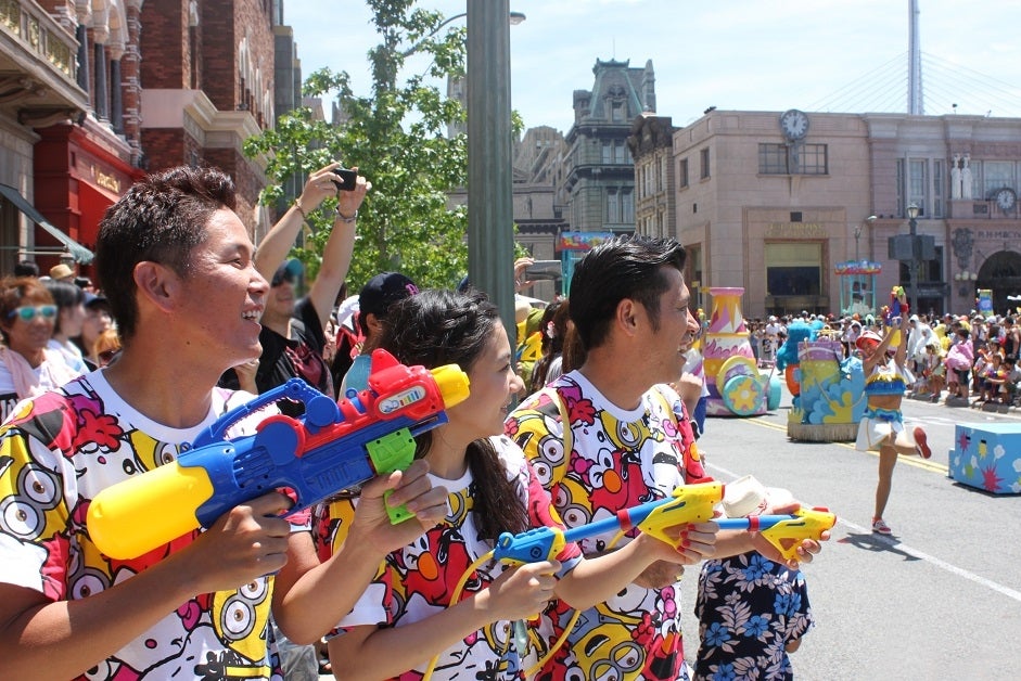 ミニオンのストリートショーに興奮／画像提供：関西テレビ