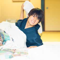モデルプレス - 佐野勇斗と“一泊二日の温泉・レトロデート” 「プライベート感満載」で妄想心くすぐる