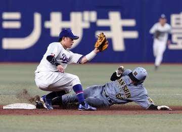 阪神 ミラクル逆転勝利で欠かせなかった2つの“ファインプレー” 植田の思い切りと木浪の献身性 藤川監督「1つ1つの積み重ねでいい方向に転んでくれた」