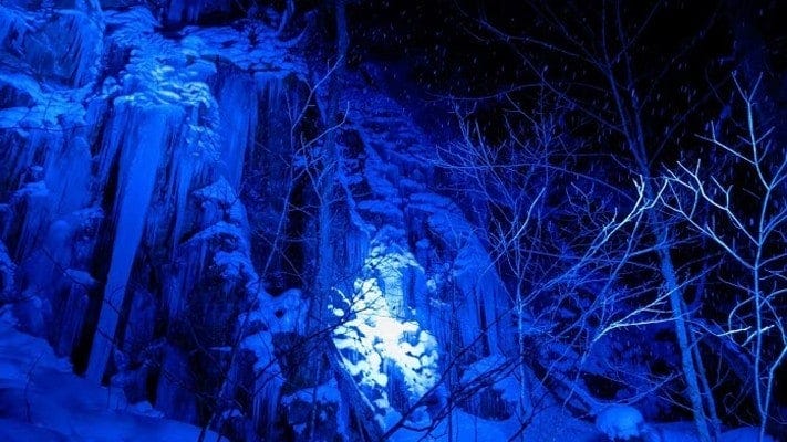 照明機材を車両に乗せ、ツアーのタイミングに合わせてライトアップを実施