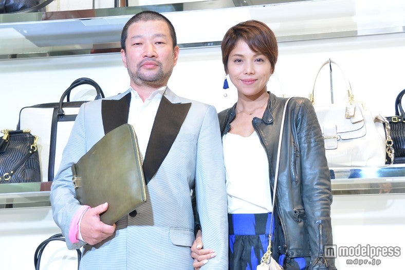 木村祐一夫妻、結婚会見以来初の2ショット　腕組でラブラブアピール