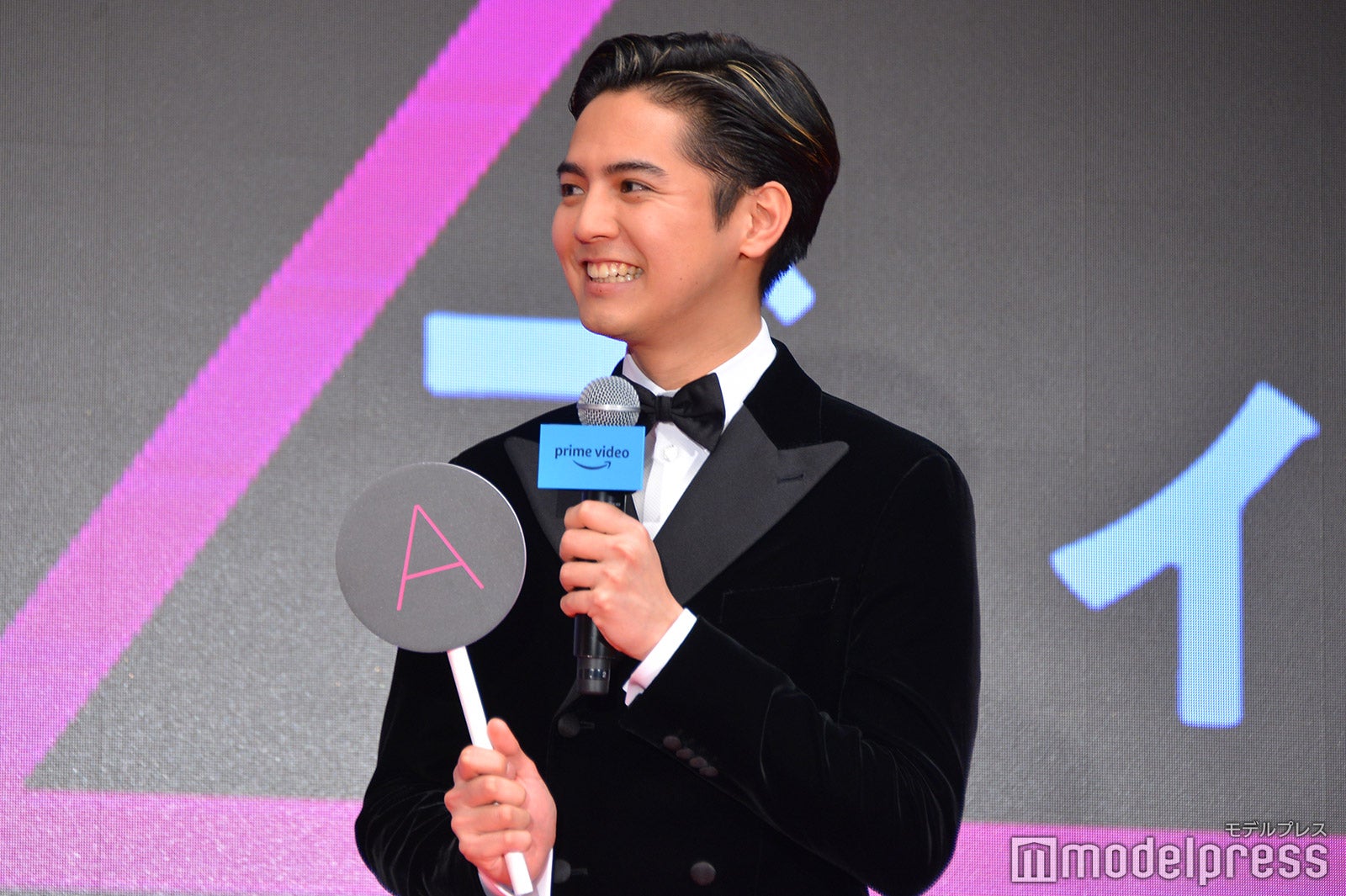 田中圭を見て笑っている片寄涼太（C）モデルプレス