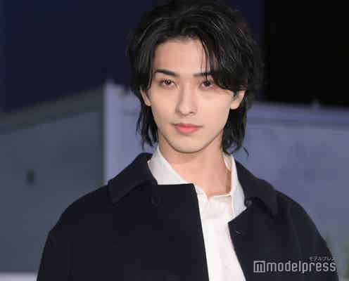 横浜流星、表参道降臨 モノトーンコーデでクールに魅了<ディオールホリデーポップアップ>
