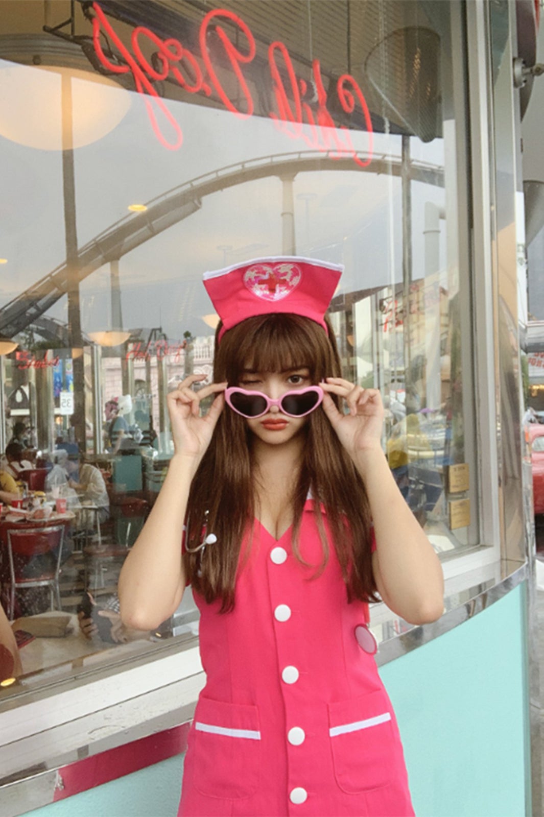 なちょす・れいぽよら、USJで谷間チラリSEXYナースコス披露「激カワ」と絶賛の声