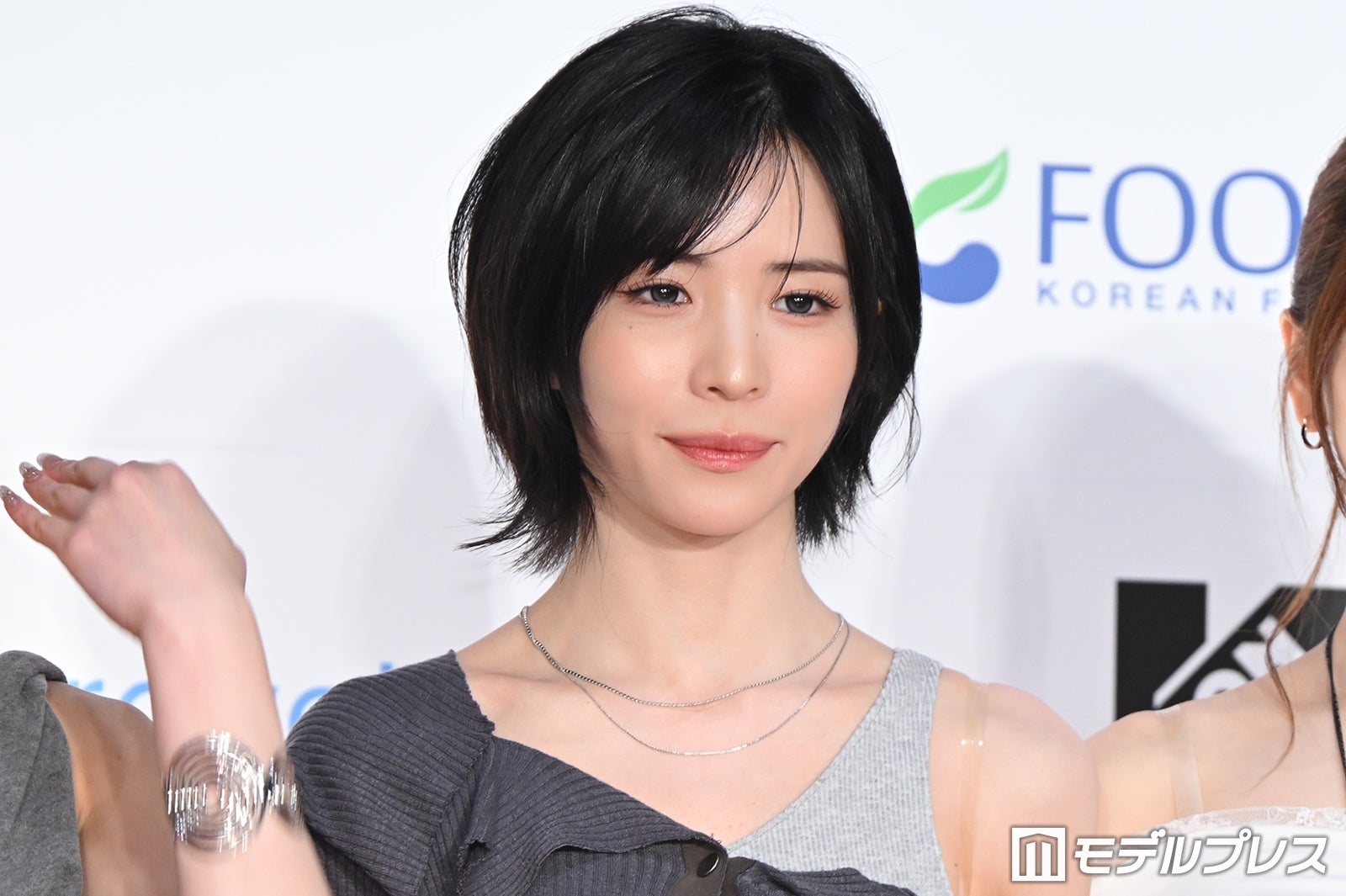 NiziU、ステージ前に少しネタバレ「もっとみなさんの近くで」360度ステージに意気込み【KCON JAPAN 2026／レッドカーペット】