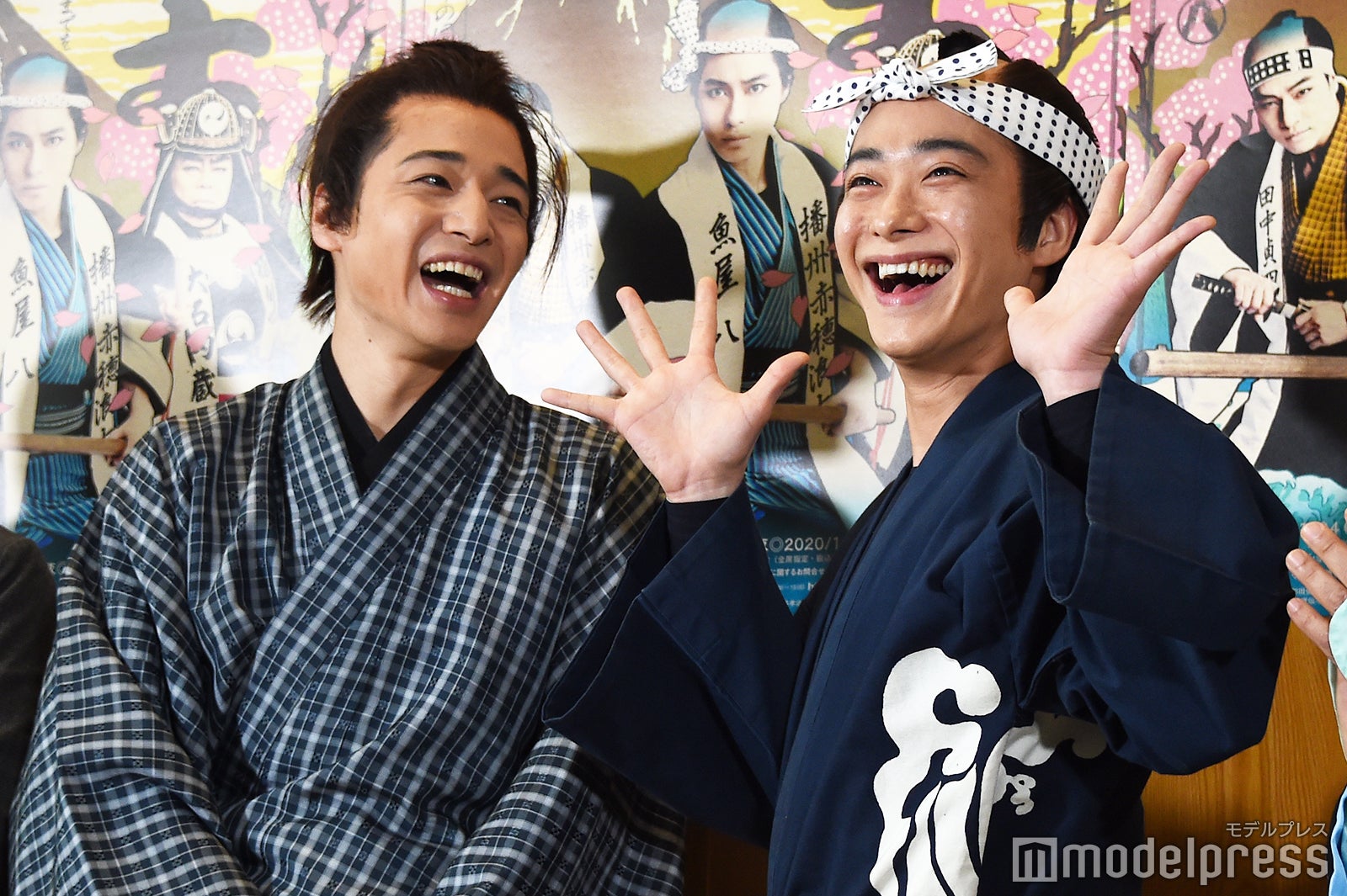 大吉顔を披露する戸塚祥太（右）を笑顔で見守る福田悠太（左）（C）モデルプレス