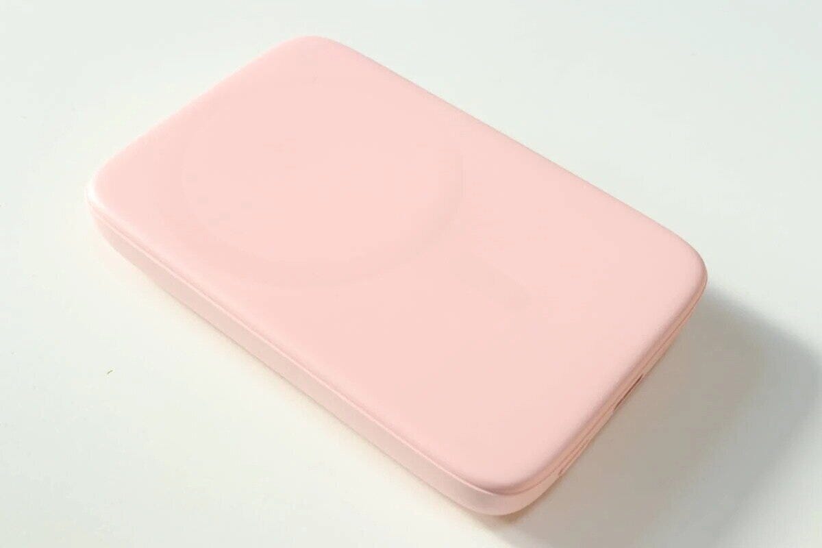 ピンク色のコンパクトなワイヤレスモバイルバッテリー ピンク色のコンパクトなワイヤレスモバイルバッテリー