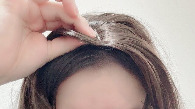 トップヘアウィッグ（分け目タイプ）　装着