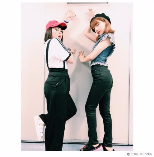 仲里依紗＆ブルゾンちえみ、色気溢れる“35億” 「体の曲線やばい」「最高の2ショット」