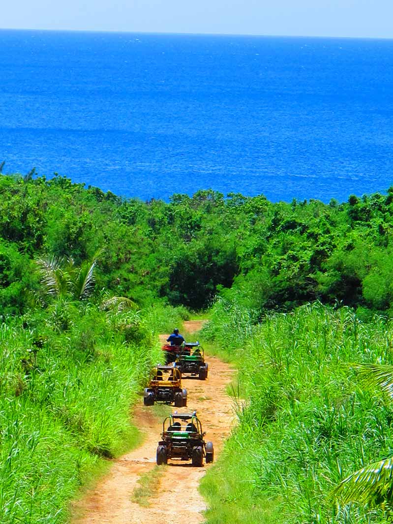 サイパンで乗るバギーの爽快感は格別（C）Marianas Trekking
