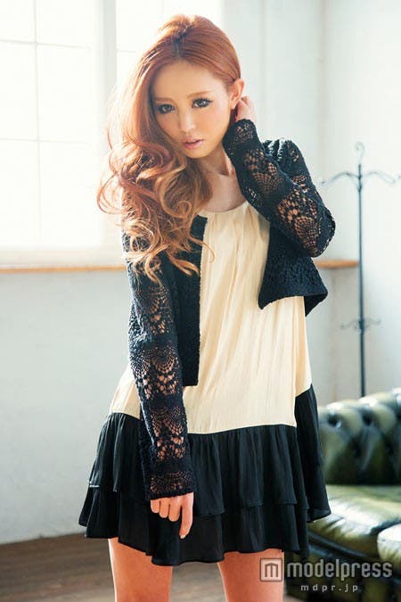 ノーカラーレースジェケットとバイカラーラップワンピースのコーディネートを提案したrienda girls・ムラミ