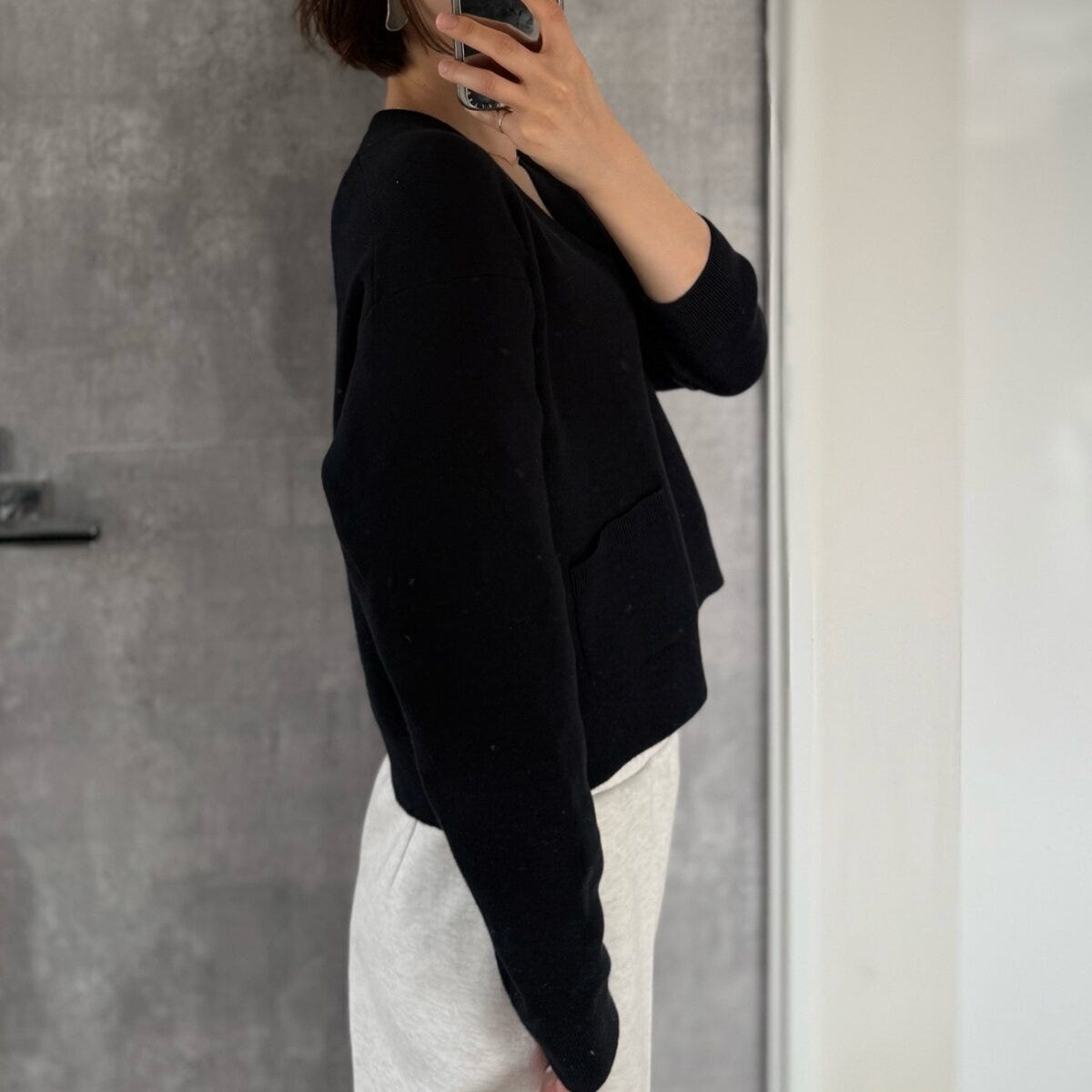 ユニクロスムースコットンVネックショートカーディガンのサイドシルエット