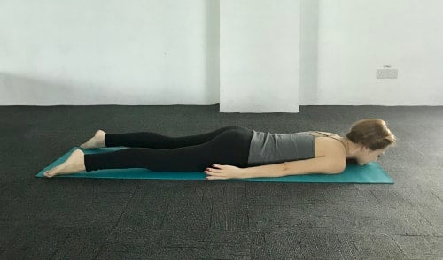 足を均等に開いてうつ伏せになります