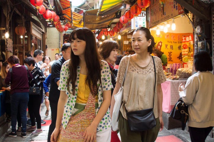 (左から)モトーラ世理奈、大島葉子(C)映画「恋恋豆花」製作委員会