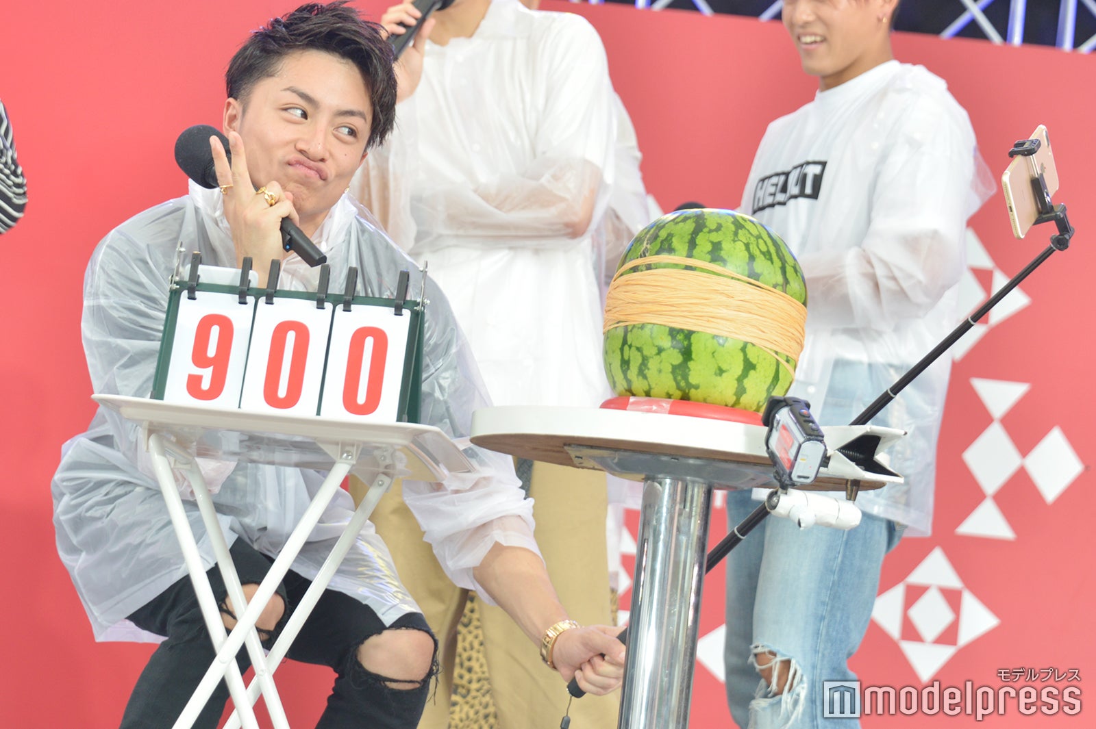 ギャルになりきる白濱亜嵐 （C）モデルプレス