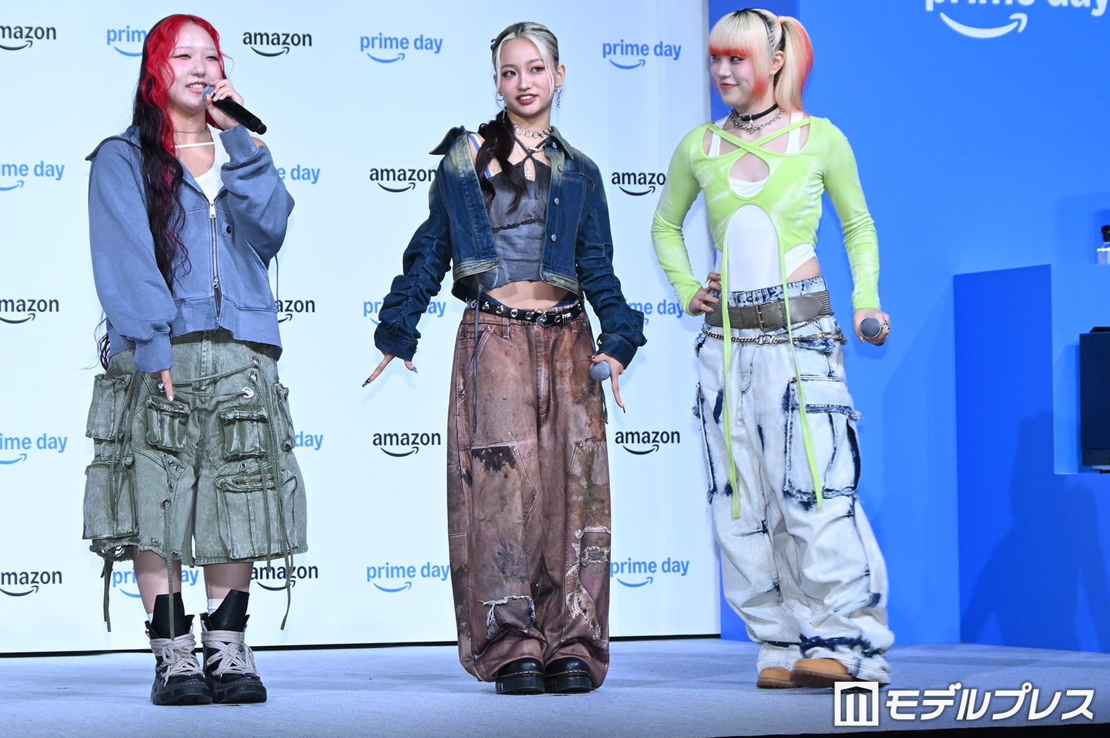 靴を見せるCHIKA、YURI、MAHINA／HANA（C）モデルプレス