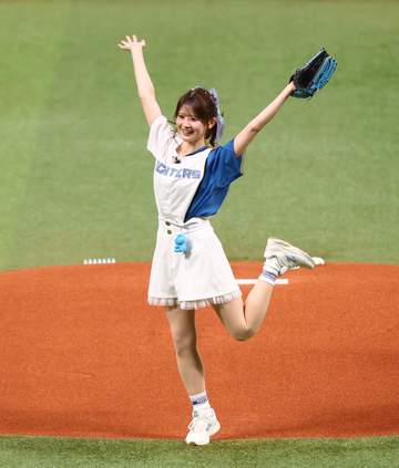 「打者拡大したわけじゃないよな？」エスコン降臨の小柄な謎の美女にネット騒然 ポニテ揺らし豪快投球でキュートに喜び「想像以上によかった」「おおー！」