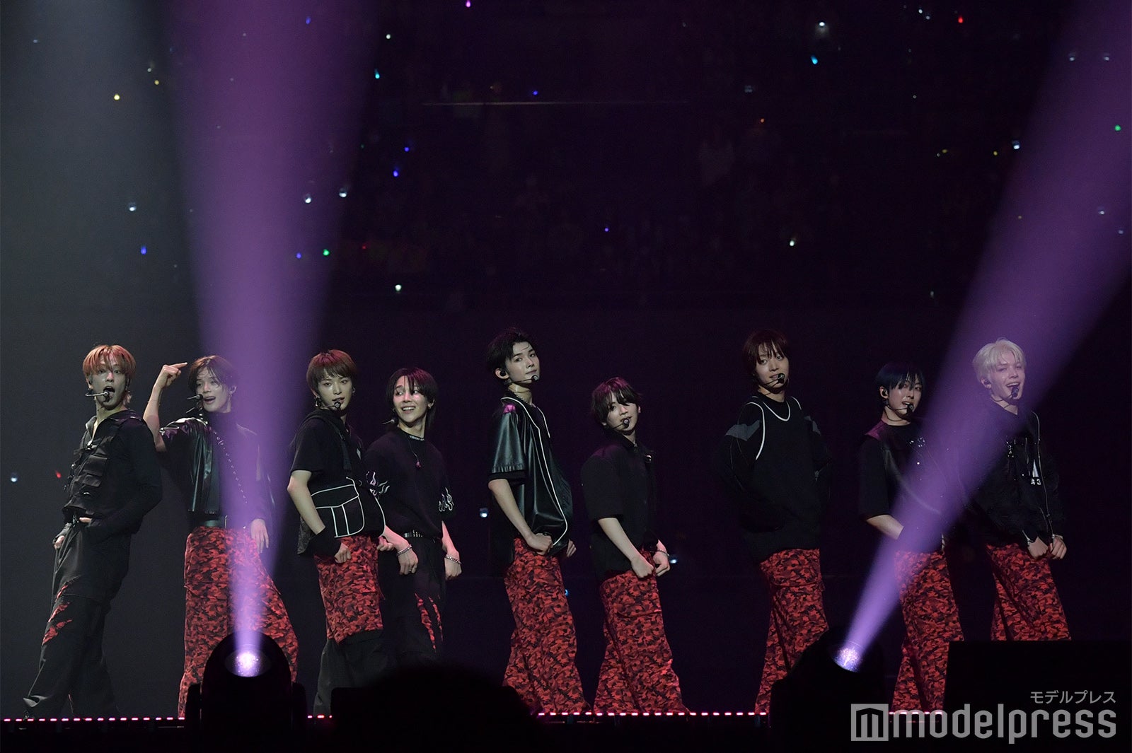 1人だけ違う方向を向いているTAKIに正解を教えるKの振り付け「チンチャおかしい」ラストポーズでの可愛いやり取り／「BEAT AX」&TEAM（C）モデルプレス