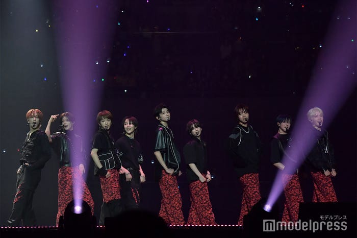 1人だけ違う方向を向いているTAKIに正解を教えるKの振り付け「チンチャおかしい」ラストポーズでの可愛いやり取り/「BEAT AX」&TEAM(C)モデルプレス