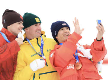 モーグル男子 銀メダリストが怒りのスキーぶん投げ 中継映り込みネット騒然「ちょっといただけない」「気持ちも分かる」