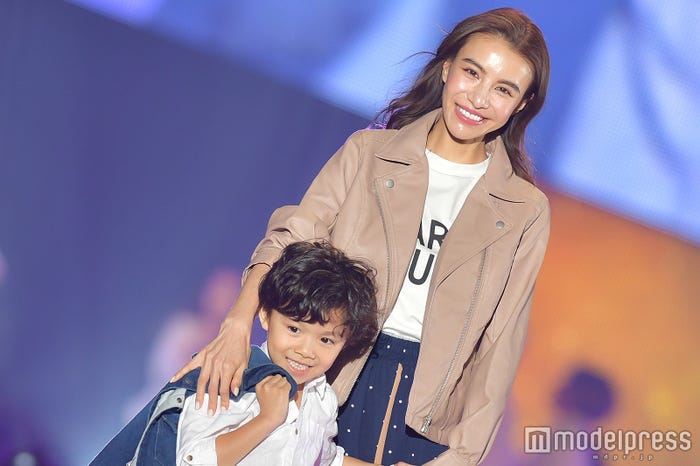 難波サキ、息子と共演(C)モデルプレス